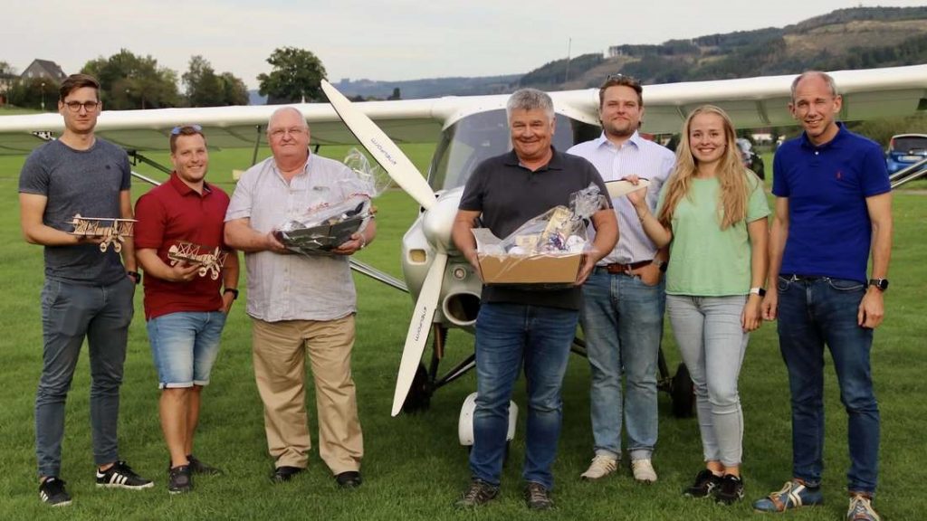 Der neue und der alte Vorstand der Fliegergruppe vereint auf einem Bild: Stefan Roicke, Patrick Hayduk, Daniel Gärtner, Gerd Eilrich, Karl Schröder, Annika Schulte und Jens Biehsmann (von links).